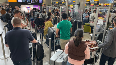 pasageri cu bagaje pe aeroportul Heathrow