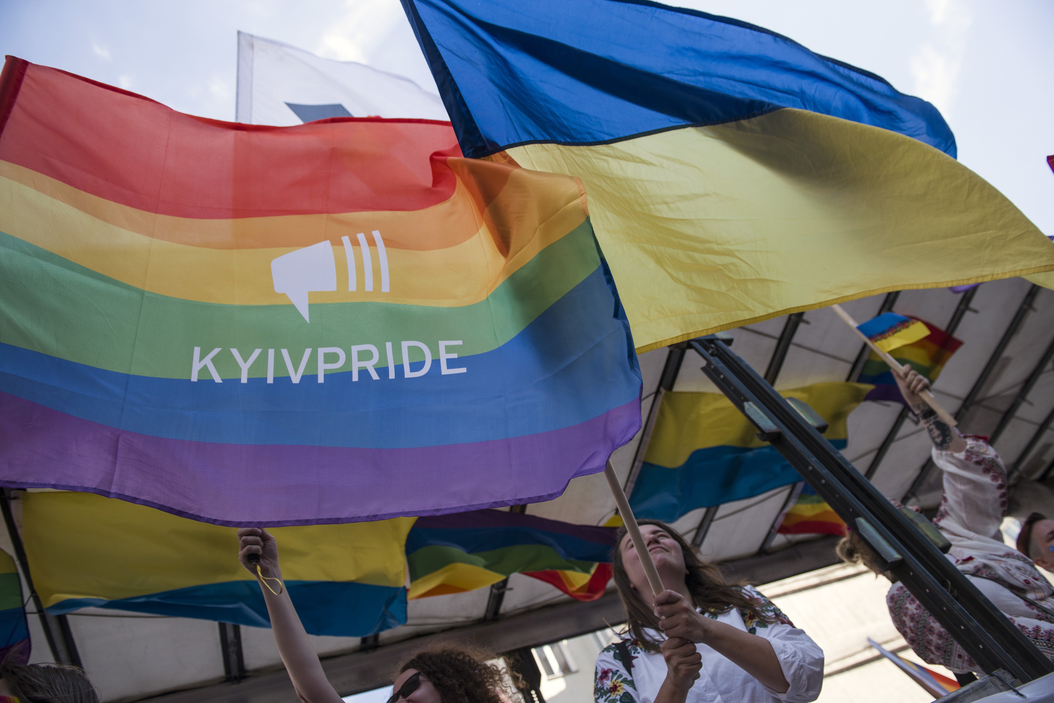 O petiție lansată în Ucraina cere legalizarea căsătoriilor între persoanele de același sex. Zelenski trebuie să răspundă în 10 zile