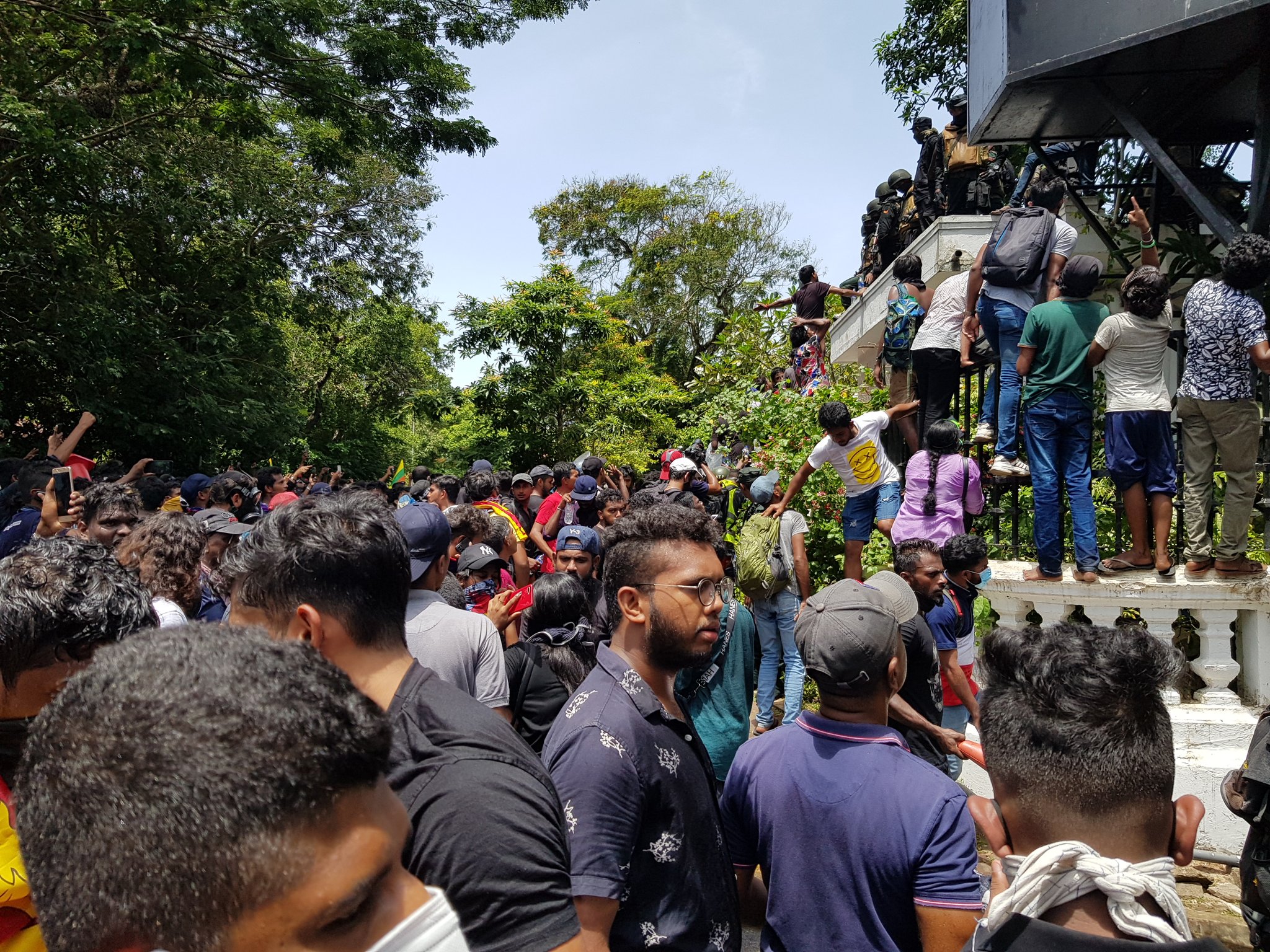 Stare de urgență în Sri Lanka. Protestatarii au intrat cu forța în biroul premierului, care a cerut armatei să „reinstaureze ordinea”