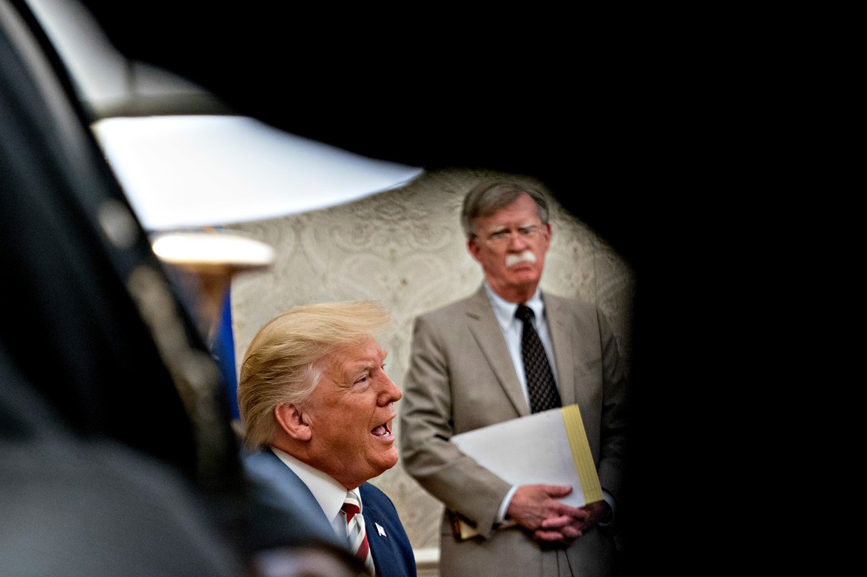 Un fost consilier al lui Trump spune că a ajutat la planificarea unor "lovituri de stat" în afara SUA