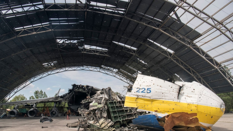 Epava avionului AN-225 Mriya, pe aerodromul Hostomel, lovit de bombardamentele rusești