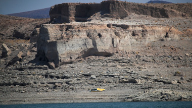 Barcă descoperită pe fundul secat al Lacului Mead.