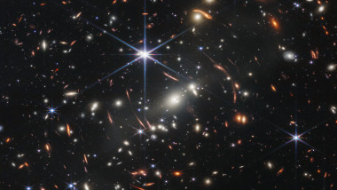Imagine a universului îndepărtat, obținută cu ajutorul efectului de lentilă gravitațională.