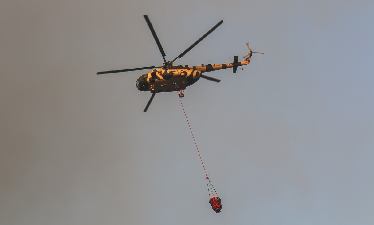 Incendiu forestier în apropierea unui oraş turistic din Turcia. Focul este alimentat de vântul puternic