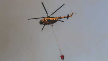 Elicopter pentru stins incendiile, în zbor.