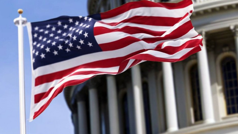 Drapel american în fața Capitoliului.