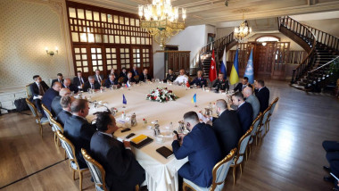 Delegațiile rusă, ucraineană, turcă și a ONU, la masa negocierilor.