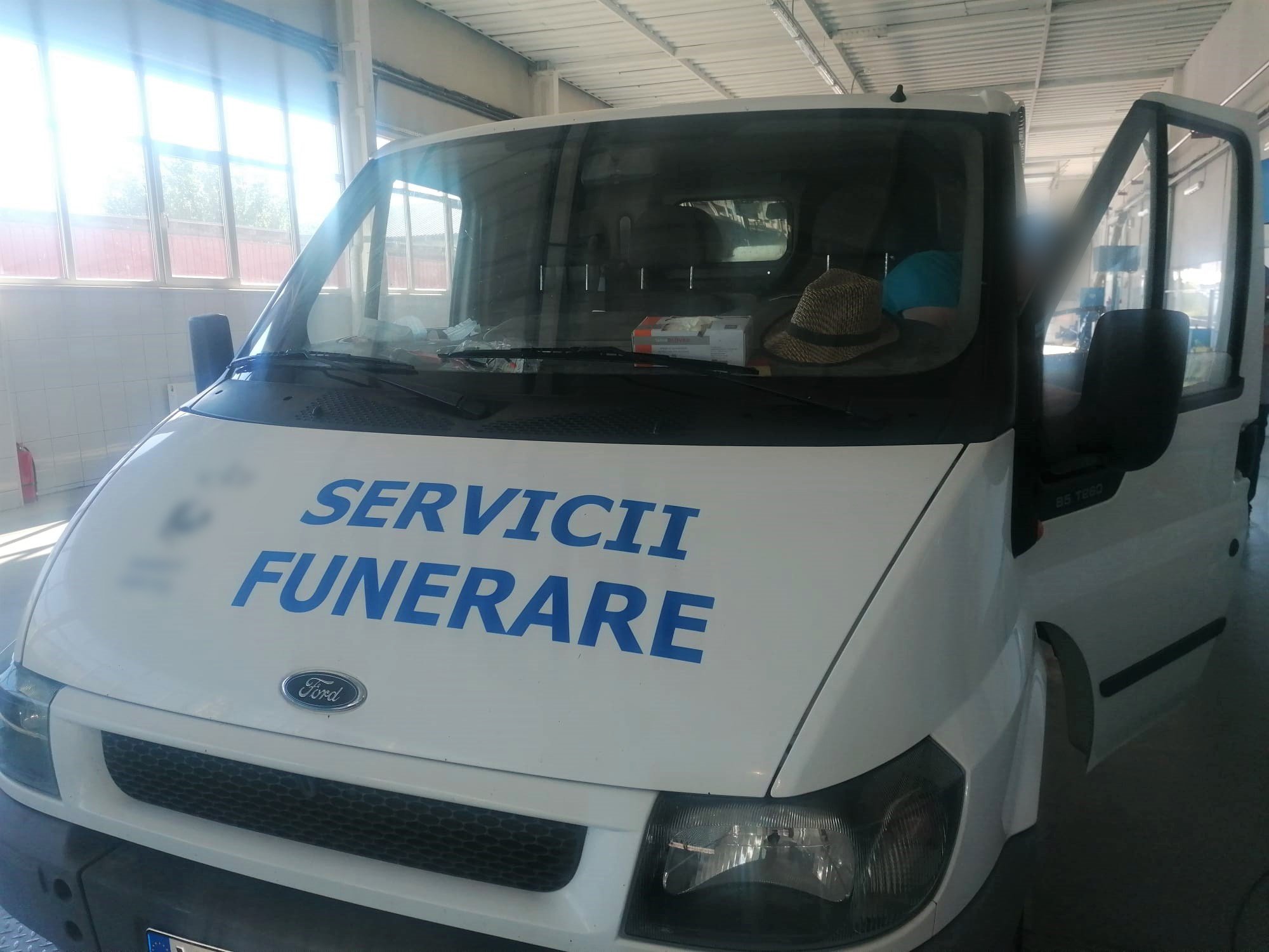 FOTO. Un șofer a mers să efectueze ITP la o reprezentanță RAR după ce și-a reparat duba cu spumă și carton
