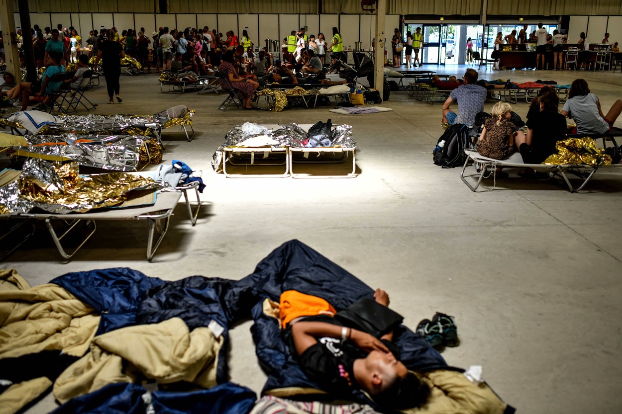 Mii de turiști evacuați în Franța din calea flăcărilor: Ne-au trezit la 4:30. A trebuit să alegem rapid ce luăm cu noi, nu am telefonul