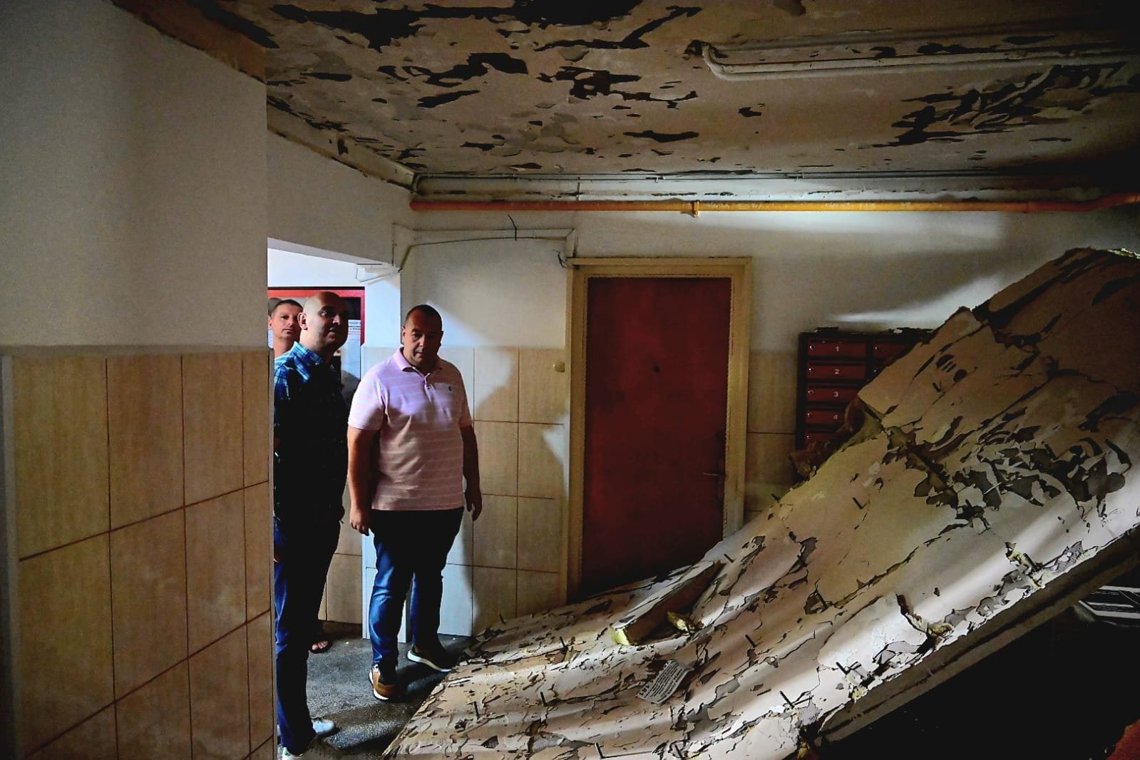 Locuitorii unui bloc reabilitat din Sectorul 2 s-au trezit cu termoizolația tavanului prăbușită