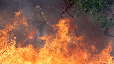 pompieri care lupta cu flacarile