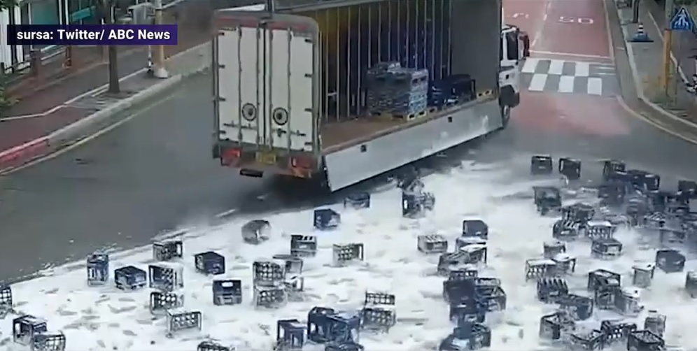VIDEO. Cum au reacționat câțiva sud-coreeni când un transport de bere s-a răsturnat sub ochii lor. Gestul i-a făcut celebri