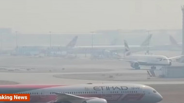 avioane in fum pe pista aeroportului heathrow