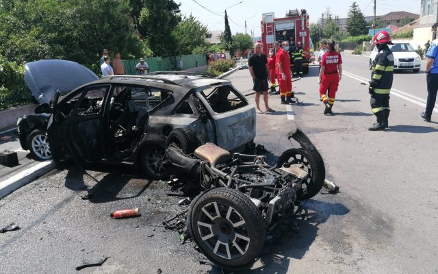 Un motociclist a murit după ce a intrat în coliziune cu un autoturism în localitatea Valul lui Traian. Ambele vehicule au luat foc