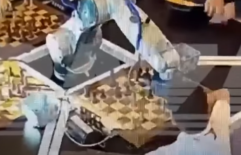 Un robot a rupt degetul unui băiețel de 7 ani în timpul unei partide de șah la Moscow Open