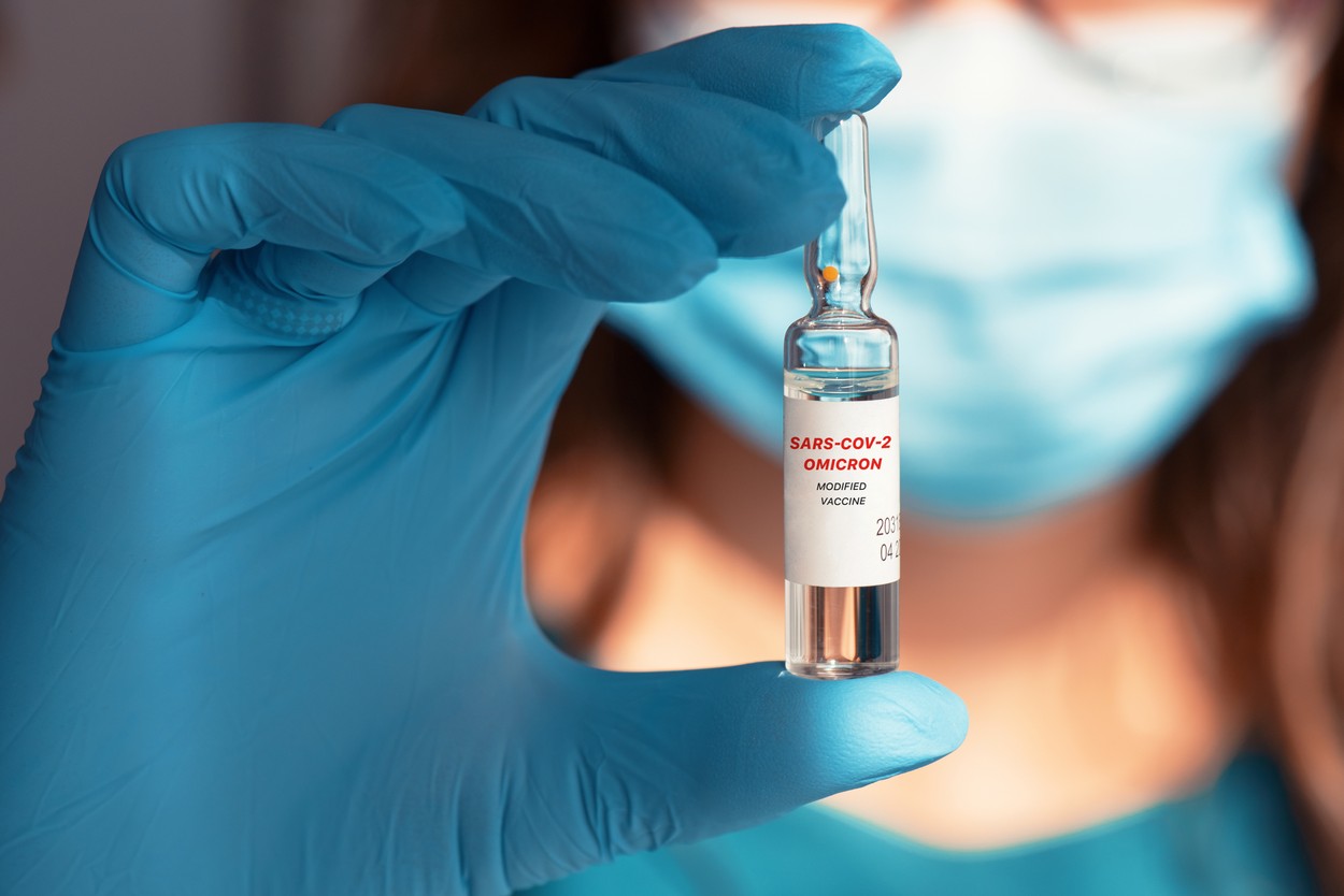 Un vaccin adaptat, mai eficient împotriva variantei Omicron, ar putea apărea la toamnă