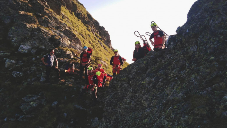 Echipă de salvatori montani in timpul unei operatiuni pe munte