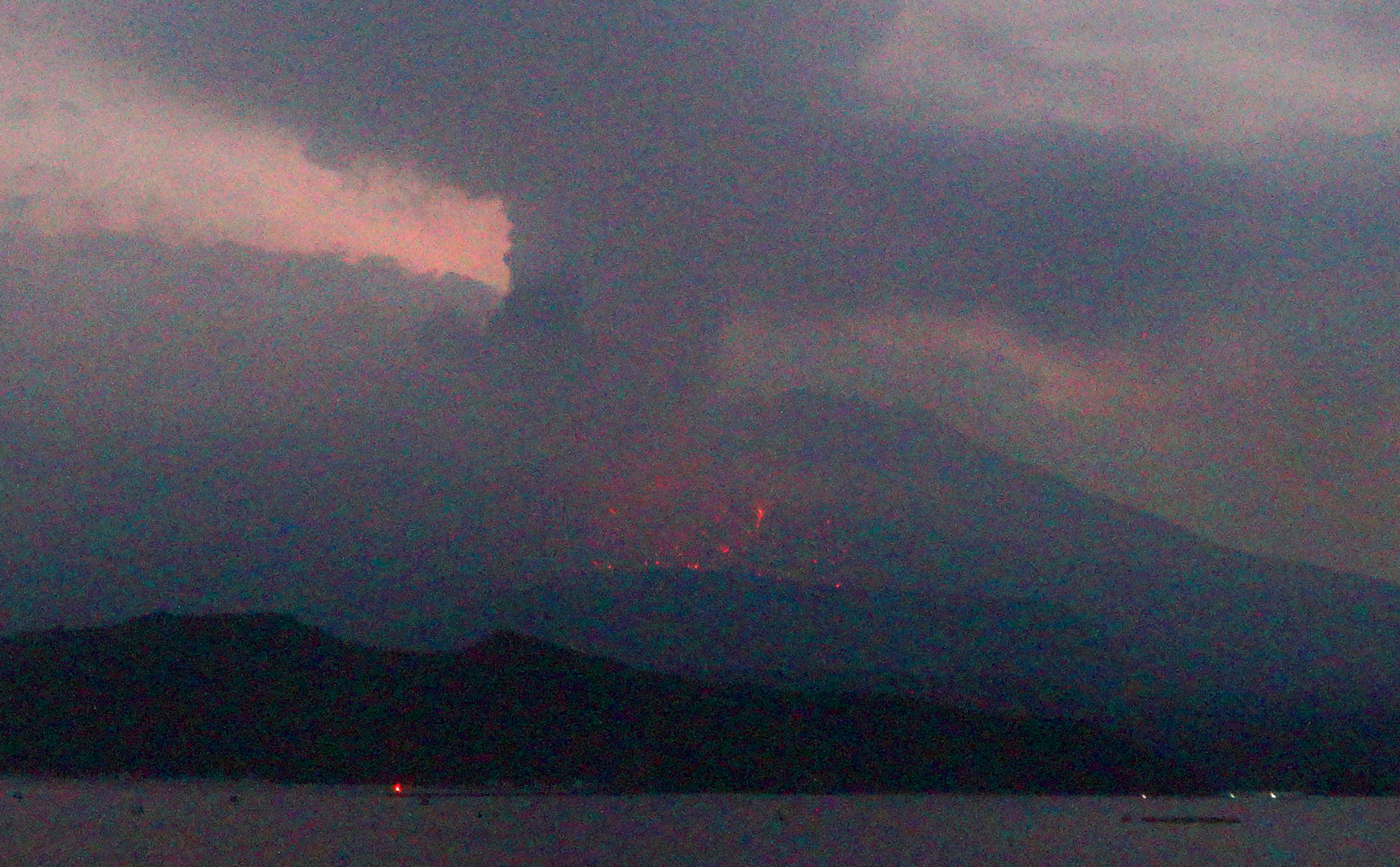 Cel mai activ vulcan din Japonia a erupt, roci incandescente au fost aruncate până la 2 km distanță. A fost emisă o alertă de nivel 5