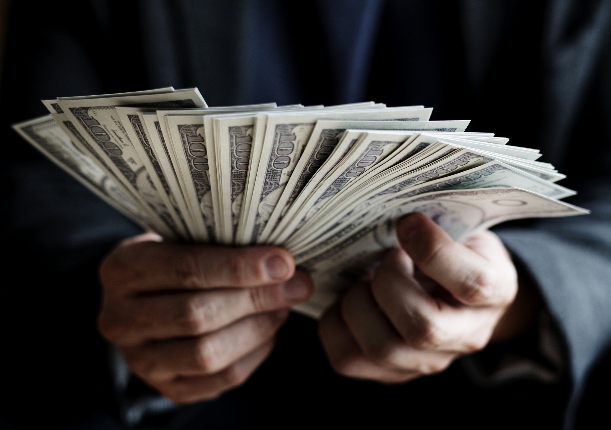 O chelneriță a primit 3.000 de dolari bacșiș pentru o notă de plată de 13 dolari. Care a fost explicația clientului