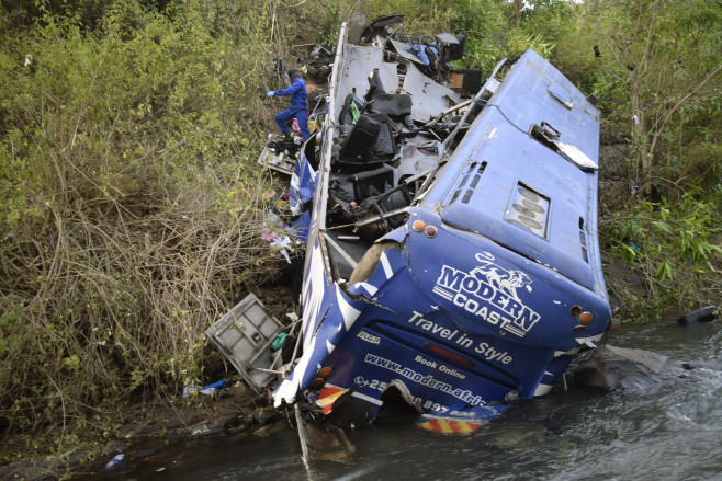 Un autobuz s-a prăbușit în valea unui râu din Kenya