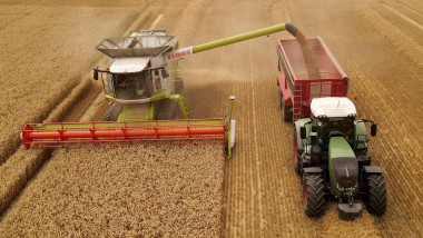 21 July 2022, Mecklenburg-Western Pomerania, Lssow: Winter wheat is harvested in a field belonging to Agrofarm eG. Farmers in Mecklenburg-Vorpommern have harvested a quarter of their grain crop with a good yield, but have to cope with sharply increased op