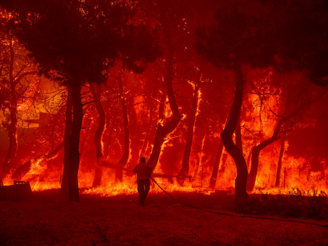 «Ένας σκληρός αγώνας για τη διάσωση του οικοσυστήματος».  Οι πυρκαγιές στην Ελλάδα πυροδοτούνται από τον καύσωνα και τους ισχυρούς ανέμους