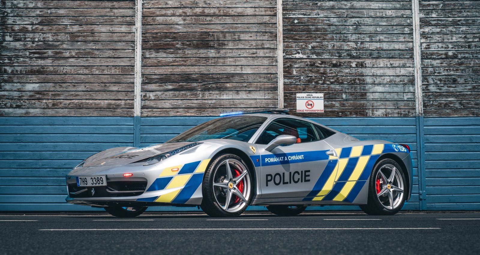 Poliția cehă a transformat un Ferrari confiscat de la infractori în mașină de urmăriri pe șosele