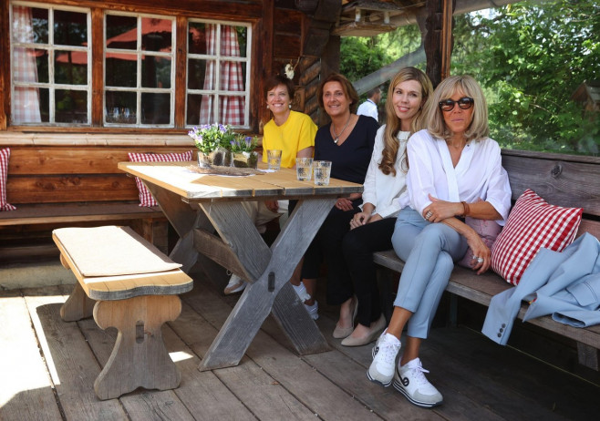 Elmau, Germany. 27th June, 2022. Amelie Derbaudrenghien, partner of EU Council President Charles Michel (l-r), Britta Ernst, wife of German Chancellor Olaf Scholz (SPD), Carrie Johnson, wife of British Prime Minister Boris Johnson and Brigitte Macron, wif