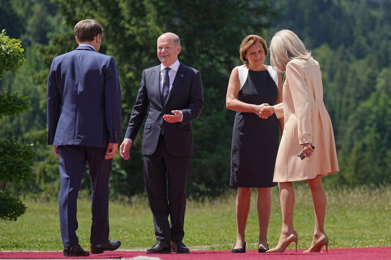 Elmau, Germany. 26th June, 2022. Emmanuel Macron (l), President of France, and Brigitte Macron (r), wife of President Macron of France, are welcomed to the G7 Summit at Schloss Elmau by German Chancellor Olaf Scholz (SPD) and Britta Ernst, Chancellor Scho