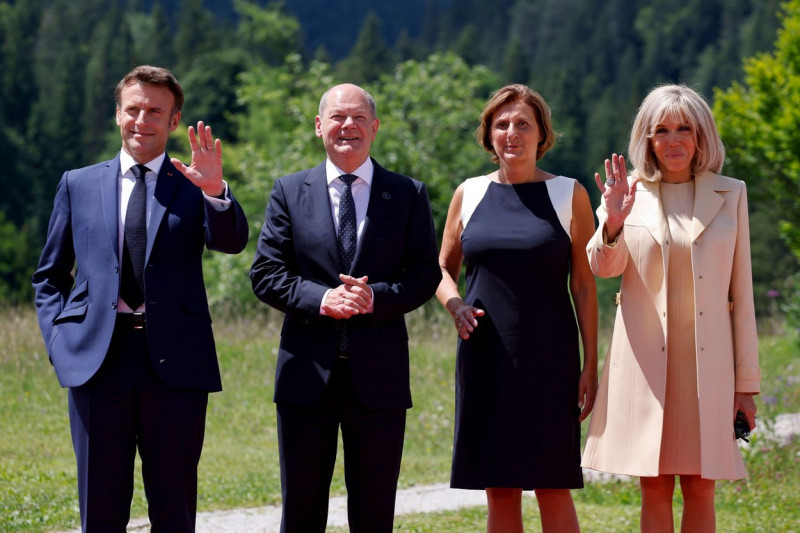 Elmau, Germany. 26th June, 2022. Emmanuel Macron (l), President of France, and Brigitte Macron (r), wife of President Macron of France, are welcomed to the G7 Summit at Schloss Elmau by German Chancellor Olaf Scholz (SPD) and Britta Ernst, wife of Chancel