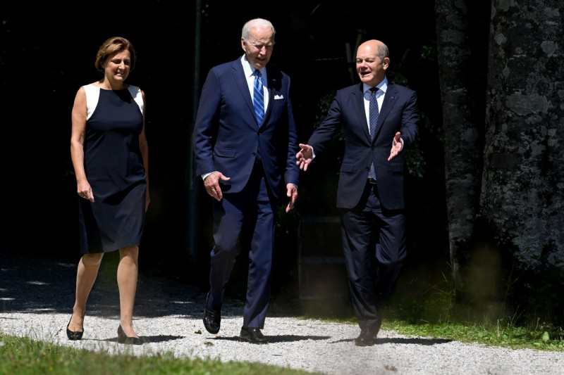 Elmau, Germany. 26th June, 2022. Britta Ernst (l-r), wife of Chancellor Scholz, Joe Biden, President of the USA, and Chancellor Olaf Scholz (SPD) chat as the heads of state and government and their partners walk to Schloss Elmau. Germany is hosting the G7