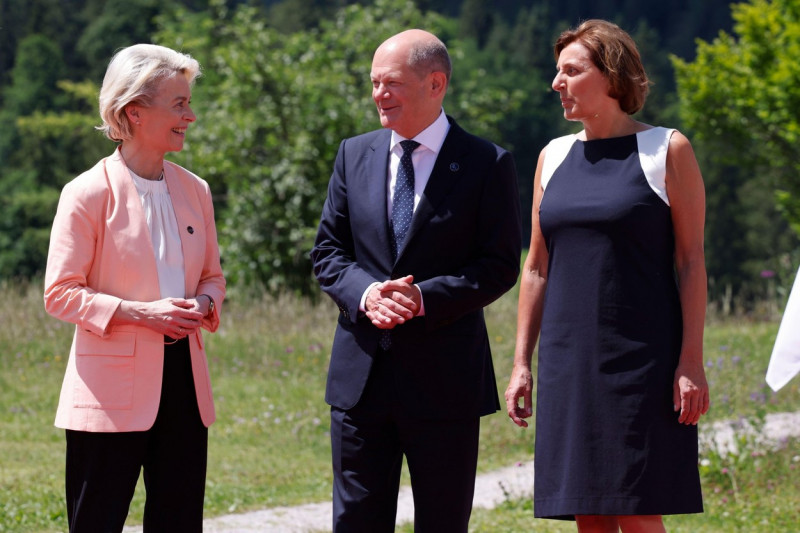 Elmau, Germany. 26th June, 2022. Ursula von der Leyen (l-r), President of the European Commission (EU), is welcomed to the G7 Summit at Schloss Elmau by German Chancellor Olaf Scholz (SPD) and Britta Ernst, Chancellor Scholz's wife. Germany is hosting the