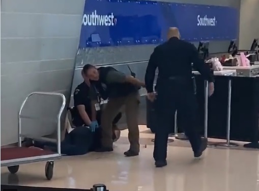 Haos pe un aeroport din Texas, după ce o femeie a scos un pistol și a început să tragă