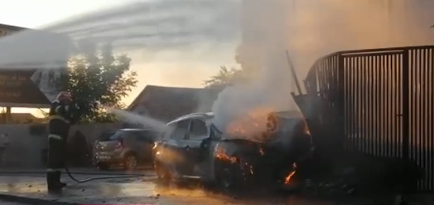 Un șofer s-a răsturnat cu mașina peste țevile de gaz ale unei case și a provocat un incendiu de proporții