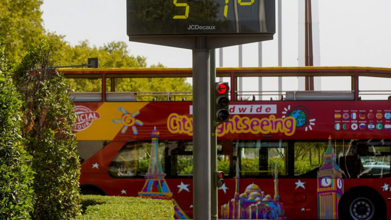autobuz turistic si termometru care indica temperatura de 51 de grade celsius