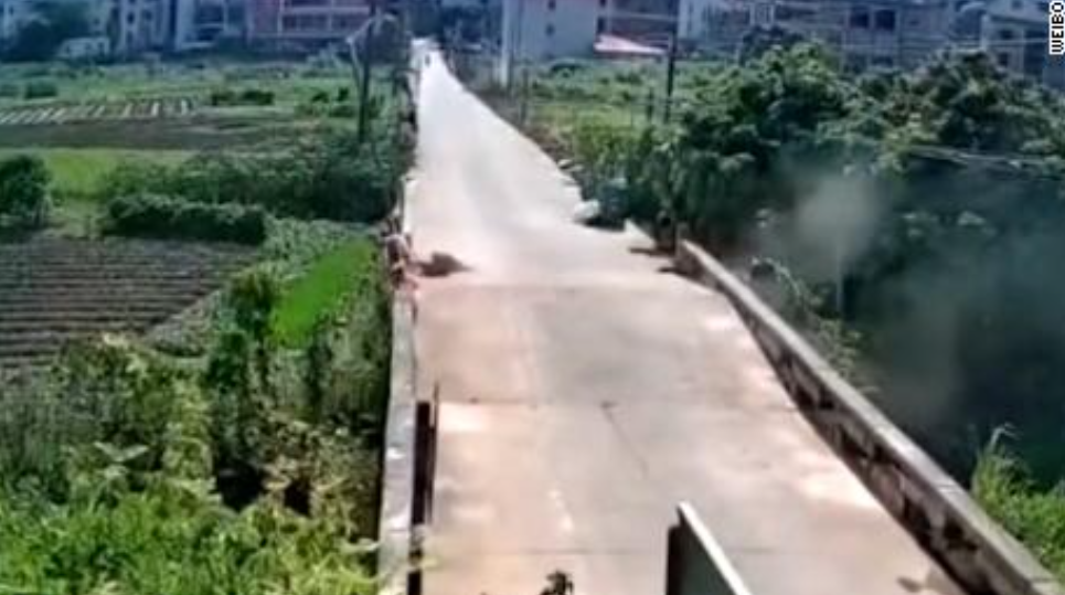 VIDEO. Momentul în care un pod se rupe în două din cauza căldurii extreme, în China