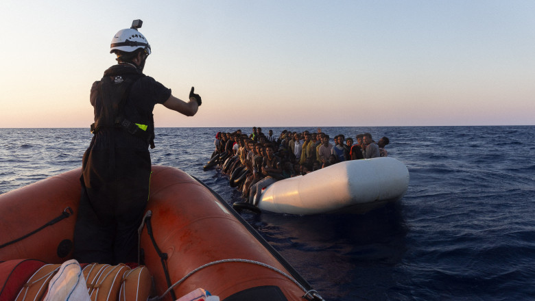 barca pneumatica supraincarcata cu migranti in mediterana
