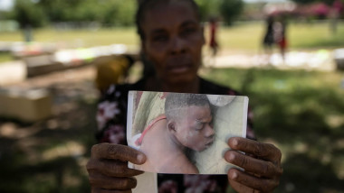 o femeie tine fotografia fiului ucis in haiti