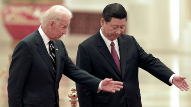 Chinese Vice President Xi Jinping invites US Vice President Joe Biden (L) to view an honour guard during a welcoming ceremony at the Great Hall of the People in Beijing on August 18, 2011