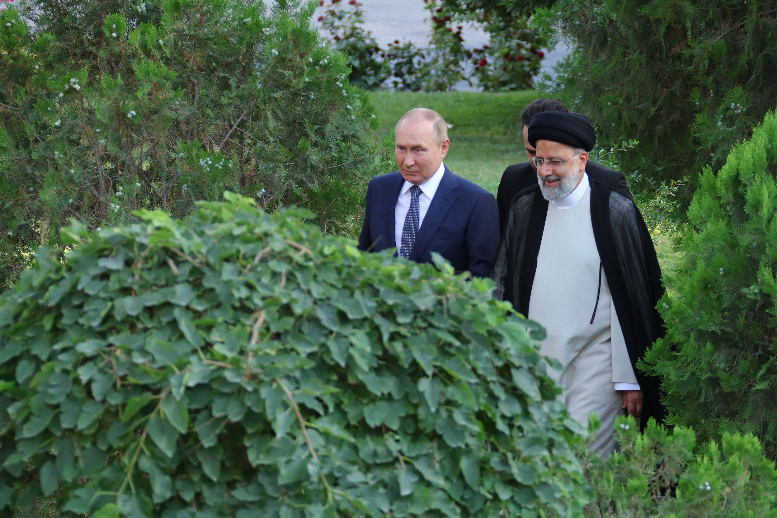Rusia și Iranul vor să-și facă propriul sistem SWIFT: Dorim renunțarea la dolar