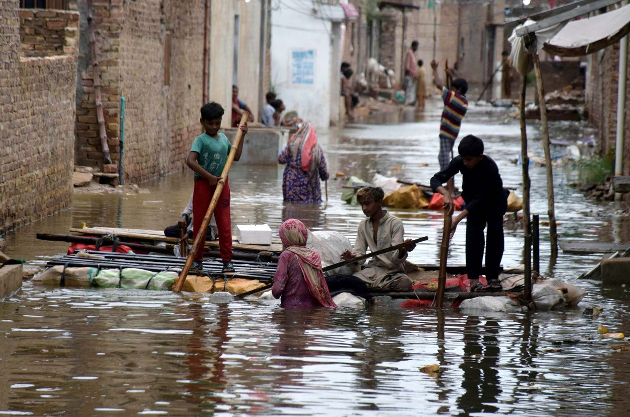 Inundații devastatoare în Pakistan. Peste 300 de oameni au murit din cauza apelor revărsate