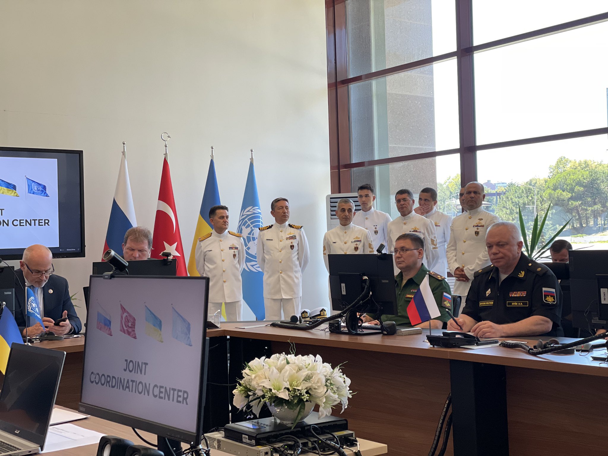 Primele imagini din centrul de unde sunt supravegheate exporturile de cereale ucrainene. Militarii ruși și ucraineni, la aceeași masă