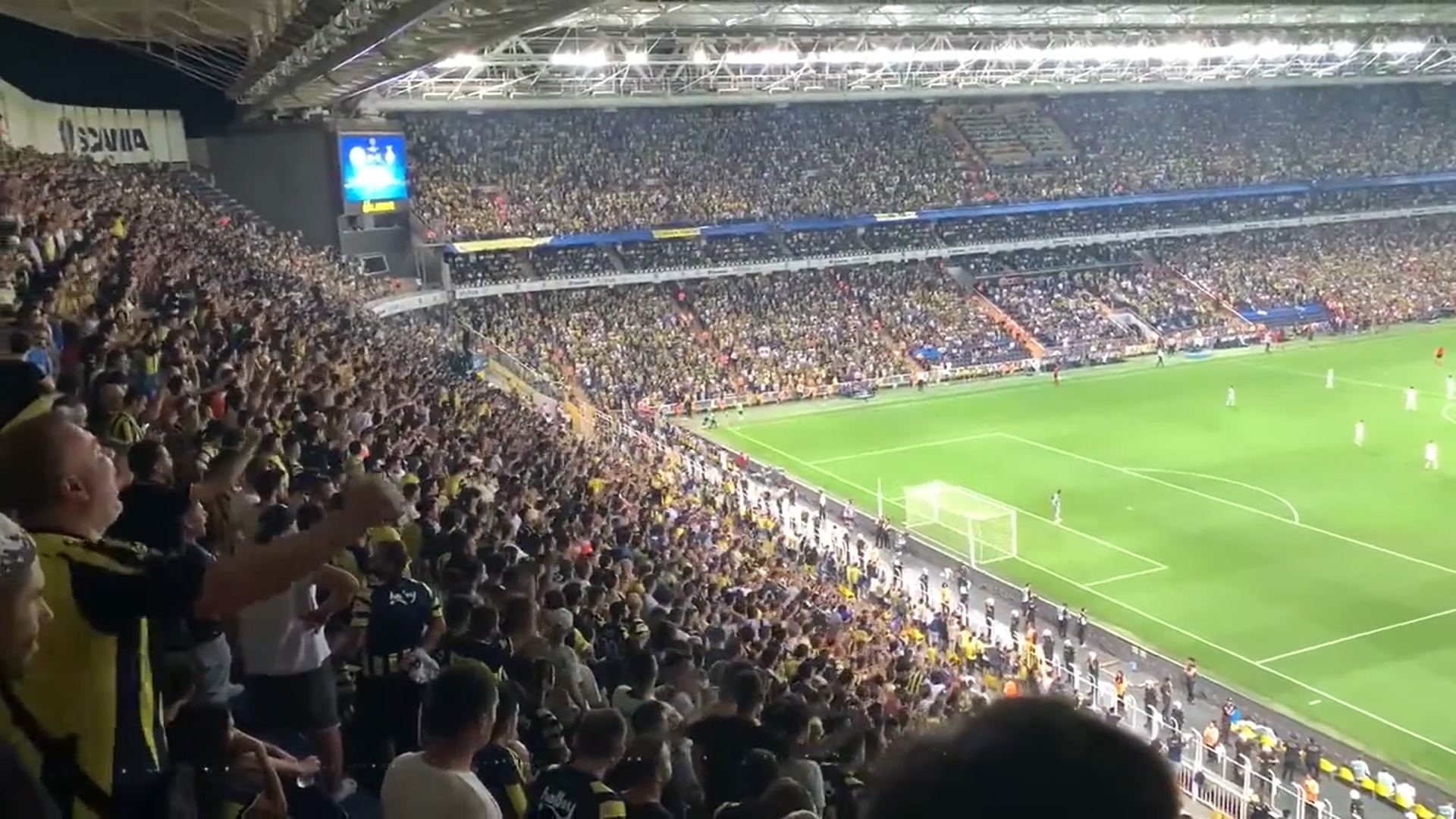 Suporterii Fenerbahce au scandat numele lui Vladimir Putin în timpul meciului cu Dinamo Kiev. Lucescu: „Nu m-am așteptat”