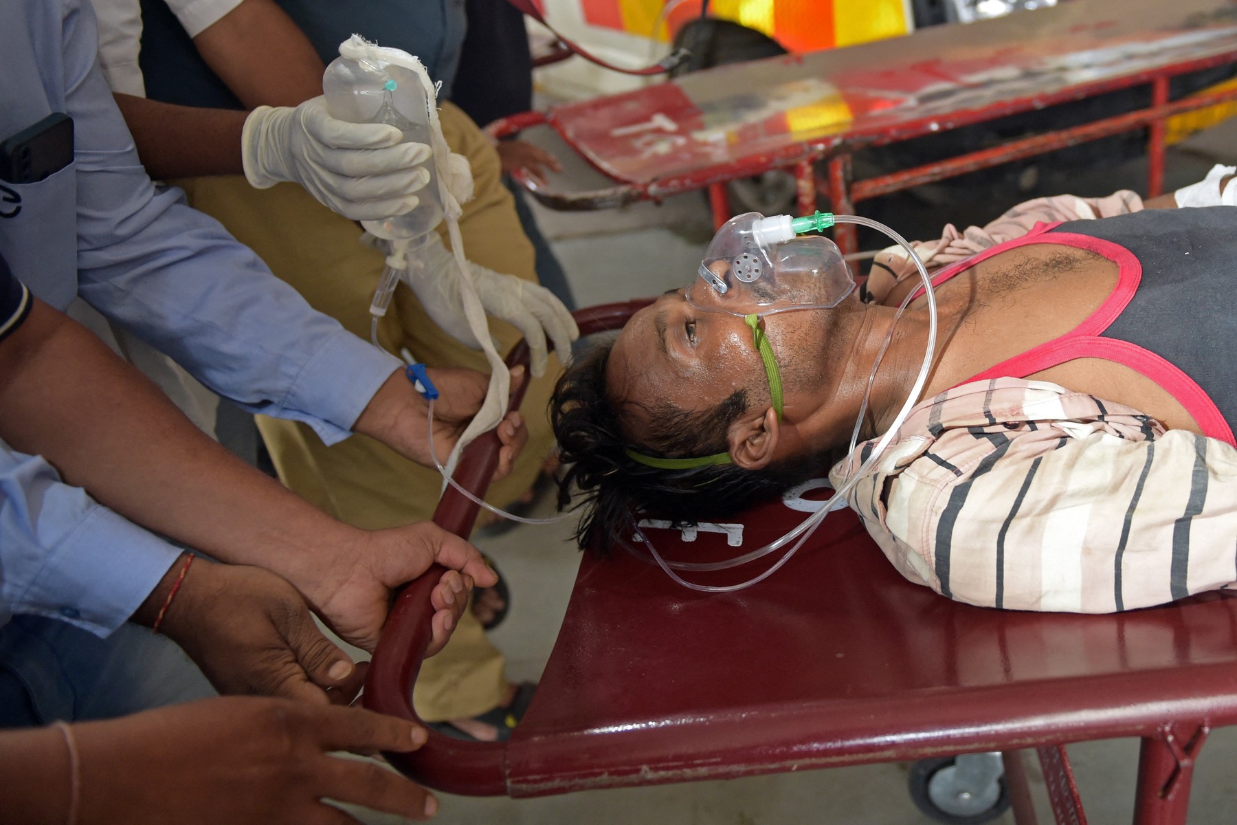 42 de persoane au murit în India după ce au băut alcool de contrabandă vândut de un traficant local. 97 de oameni, internați la spital