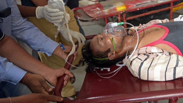 Cel puţin 42 de persoane au murit în vestul Indiei şi alte aproape 100 au fost spitalizate, victime ale unui alcool de contrabandă. Foto-Profimedia (5)