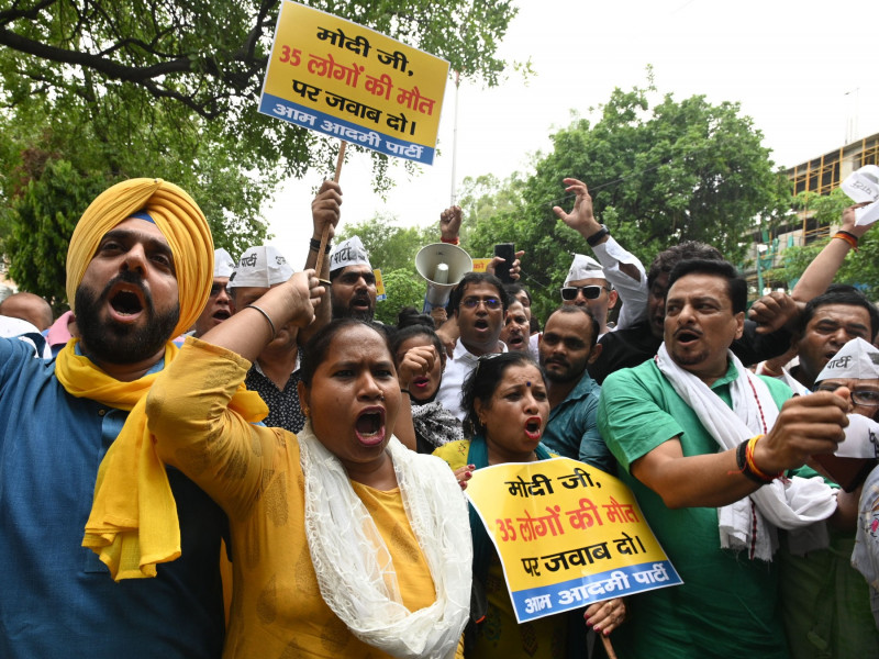 AAP Protest Near BJP Headquarters In Delhi Over Gujarat Liquor Tragedy, New Delhi, DLI, India - 27 Jul 2022