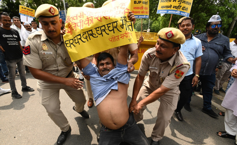 AAP Protest Near BJP Headquarters In Delhi Over Gujarat Liquor Tragedy, New Delhi, DLI, India - 27 Jul 2022