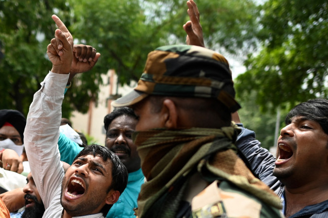 În fața sediului Partidului Bharatiya Janata (Partidul Poporului Indian), în Delhi, al premierului Modi proteste au izbucnit după tragedie. Foto-Profimedia (8)