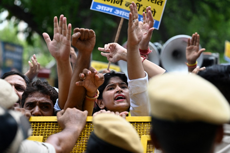 În fața sediului Partidului Bharatiya Janata (Partidul Poporului Indian), în Delhi, al premierului Modi proteste au izbucnit după tragedie. Foto-Profimedia (9)