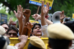 În fața sediului Partidului Bharatiya Janata (Partidul Poporului Indian), în Delhi, al premierului Modi proteste au izbucnit după tragedie. Foto-Profimedia (9)